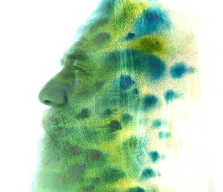 Téléchargez les photos : Portrait de profil d'un vieil homme barbu combiné à un motif de peinture abstrait dans une double exposition - en image libre de droit