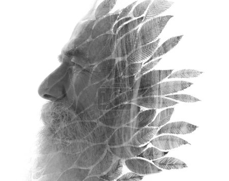 Téléchargez les photos : Portrait de profil noir et blanc d'un vieil homme barbu combiné à une peinture à motifs feuillus dans une peinture - en image libre de droit