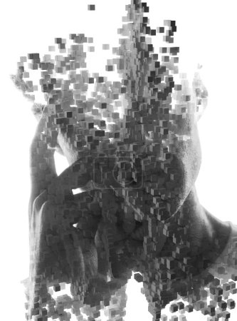 Téléchargez les photos : Un portrait noir et blanc d'un homme tenant une main sur son visage fusionné avec un motif de formes 3D dans une double exposition - en image libre de droit