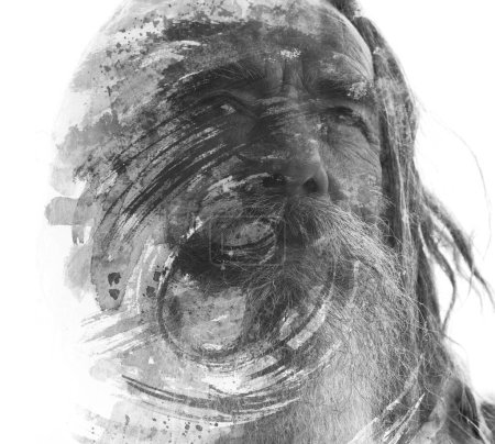 Téléchargez les photos : Portrait en noir et blanc d'un vieil homme barbu associé à un coup de pinceau en double exposition - en image libre de droit