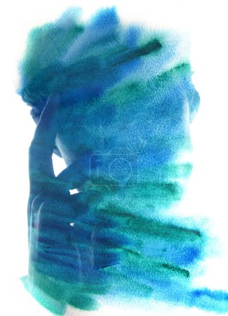 Téléchargez les photos : Une silhouette portrait d'un jeune homme avec une main sur le visage combiné avec une aquarelle bleu-vert dans une peinture goraphy - en image libre de droit