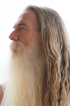 Portrait de profil d'un vieil homme barbu, moustachu et cheveux longs