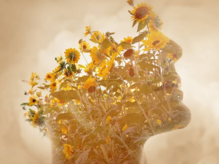 Ein Profilporträt eines Mannes, der in einem Foto von Sonnenblumen in Doppelbelichtung auf blassgelbem Hintergrund verschwindet
