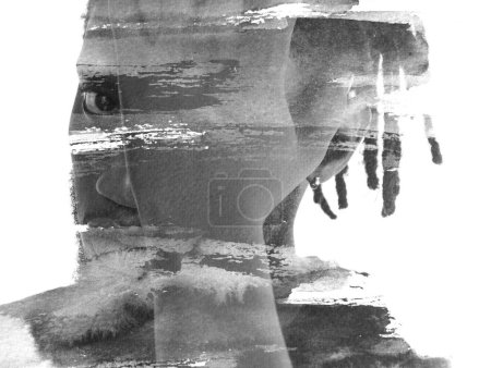Foto de Un retrato en blanco y negro de cerca de un joven afroamericano poniendo una mano en su cara fusionada con un pincel abstracto pinceladas en la pintura - Imagen libre de derechos