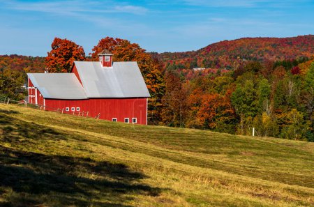 Foto de Granero Grandview granja al lado de la pista cerca de Stowe en Vermont durante la temporada de color de otoño - Imagen libre de derechos