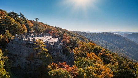 Téléchargez les photos : Vue sur la gorge de la rivière Cheat en automne avec vue sur Coopers Rock dans les arbres colorés près de Morgantown, Virginie-Occidentale - en image libre de droit