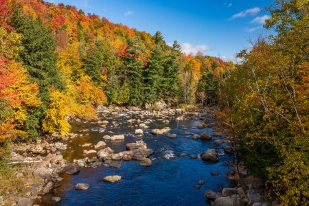 Foto de Río Ausable cerca de Whiteface Mountain cerca de Wilmington NY en otoño - Imagen libre de derechos