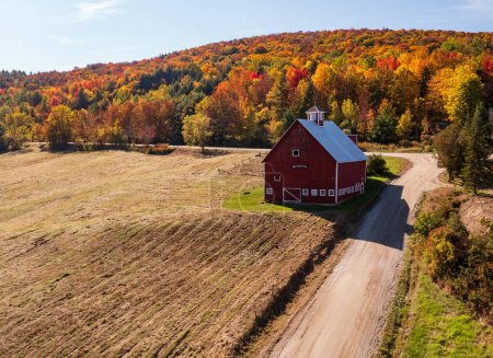 Téléchargez les photos : Grange de ferme Grandview au bord de la piste près de Stowe dans le Vermont pendant la saison des couleurs d'automne - en image libre de droit