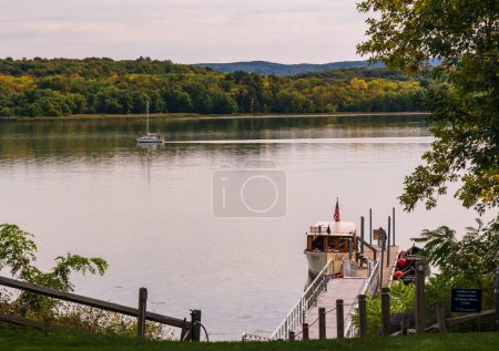 Téléchargez les photos : Fort Ticonderoga, NY - 30 septembre 2022 : Excursions en bateau sur Carillon sur le lac Champlain à partir de Fort Ticonderoga - en image libre de droit