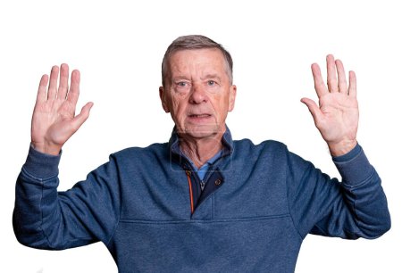 Téléchargez les photos : Homme aîné avec les mains levées et l'expression inquiète alors qu'il se rend à son destin - en image libre de droit
