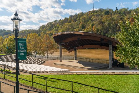 Téléchargez les photos : Morgantown, WV - 23 October 2016: Hazel Ruby McQuain park and stage by the river in West Virginia - en image libre de droit
