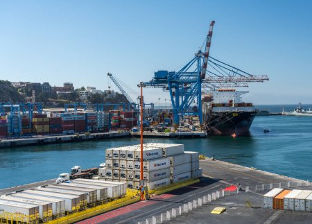 Foto de Valparaiso, Chile - 21 January 2023: Container being lowered onto Cape Kortia ship in Valparaiso harbor - Imagen libre de derechos