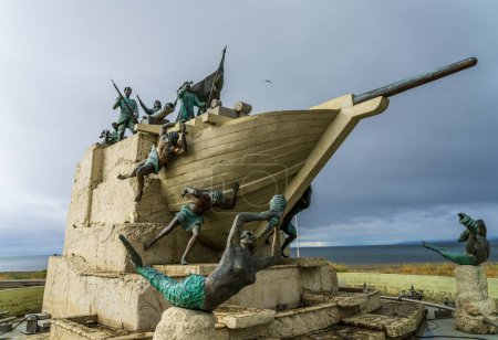 Téléchargez les photos : Punta Arenas, Chili - 27 janvier 2023 : Monument à Magellan et son navire avec des sirènes sur le front de mer - en image libre de droit