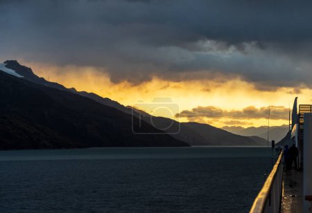 Foto de Crucero navegando entre montañas en Callejón Glaciar del Canal Beagle en Chile - Imagen libre de derechos