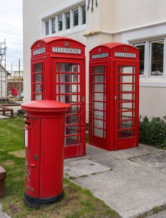 Téléchargez les photos : Port Stanley, îles Malouines - 31 janvier 2023 : Kiosque téléphonique rouge traditionnel et cabine à piliers - en image libre de droit