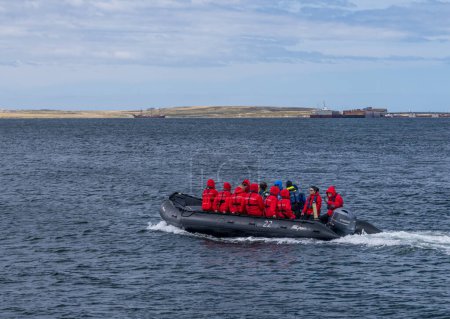 Foto de Port Stanley - Falkland Islands: 31 January 2023: Passengers from Silversea Antarctic cruise taking RIB boat into Stanley - Imagen libre de derechos