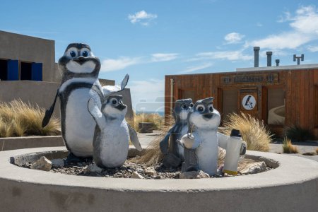 Téléchargez les photos : Punta Tombo, Argentine - 2 février 2023 : Centre d'exposition et de visiteurs pour les touristes au sanctuaire du pingouin - en image libre de droit
