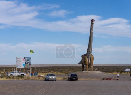 Foto de Trelew, Argentina - 2 Feb 2023: Dinosaurio modelo para dar a conocer el fósil más grande encontrado cerca de Trelew en Argentina - Imagen libre de derechos