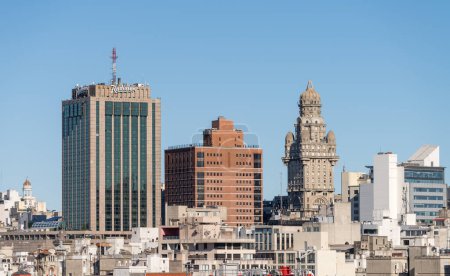 Foto de Montevideo, Uruguay - 5 de febrero de 2023: skyline del centro incluyendo el famoso edificio del Palacio de Salvo - Imagen libre de derechos