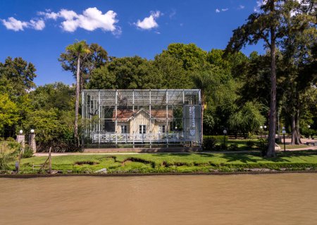 Foto de Tigre, Argentina - 7 de febrero de 2023: El vidrio encierra la casa del presidente Sarmiento en un museo en el Delta del Paraná - Imagen libre de derechos