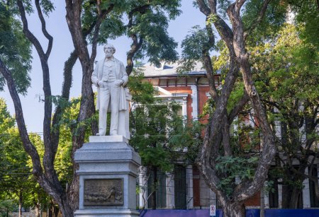 Téléchargez les photos : San Isidro, Argentine - 7 février 2023 : Statue du Président Bartolome Mitre par cathédrale sur la Plaza Mitre restaurée - en image libre de droit