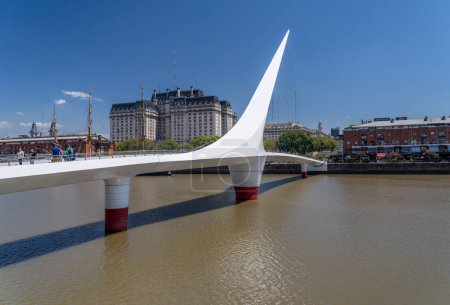 Foto de Buenos Aires, Argentina - 7 de febrero de 2023: Puente pasarela que conduce al centro de Puerto Madero - Imagen libre de derechos