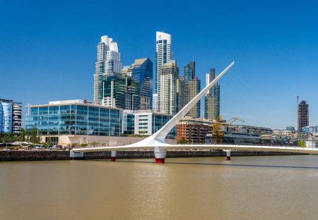 Foto de Buenos Aires, Argentina - 7 de febrero de 2023: Pasarela y modernas oficinas y apartamentos en el distrito de Puerto Madero - Imagen libre de derechos