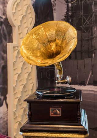 Foto de Dubái, Emiratos Árabes Unidos - 1 de abril de 2023: Gramófono o fonógrafo antiguo con grabación de His Masters Voice - Imagen libre de derechos