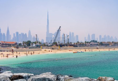 Foto de Nuevos apartamentos en construcción en La Mer con el distrito de negocios de Dubai - Imagen libre de derechos