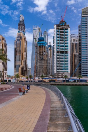 Foto de Dubai, Emiratos Árabes Unidos - 2 de abril de 2023: Grandes bloques de apartamentos rodean el agua en Dubai Marina - Imagen libre de derechos