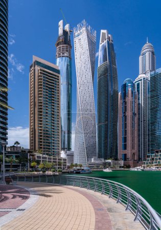 Foto de Grandes bloques de apartamentos rodean el agua en Dubai Marina en los Emiratos Árabes Unidos - Imagen libre de derechos