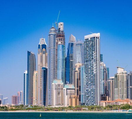 Foto de Construcción de nuevos apartamentos entre hoteles en primera línea de mar en Jumeirah Beach Residence área de Dubai - Imagen libre de derechos