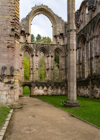 Foto de Detalle de las ruinas de la Abadía de Fountains en Yorkshire, Reino Unido en primavera, con foco en la gran ventana del altar - Imagen libre de derechos