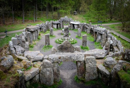 Téléchargez les photos : Folie victorienne de Druids Plantation avec des pierres debout créées dans la forêt dans le Yorkshire de Nidderdale - en image libre de droit