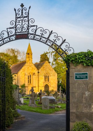 Foto de Puerta de entrada al cementerio con tumbas de guerra en Swan Hill Ellesmere Shropshire - Imagen libre de derechos