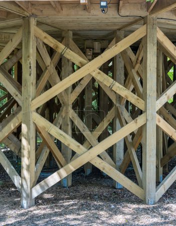 Téléchargez les photos : Camping haut de gamme dans la structure des arbres soutenu par des piliers et des poteaux en bois massif - en image libre de droit