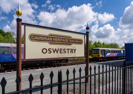 Foto de Oswestry, Shropshire - 12 de mayo de 2023: Firma en la plataforma de Ferrocarriles del Patrimonio Cambriano en Oswestry - Imagen libre de derechos