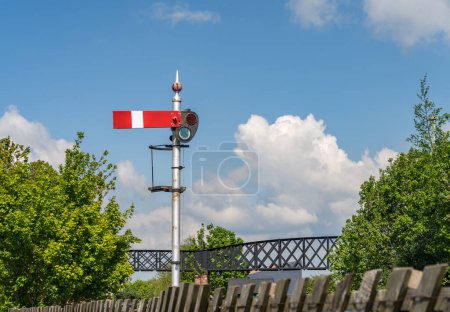 Foto de La vieja señal ferroviaria parará en Oswestry Shropshire contra el cielo azul - Imagen libre de derechos
