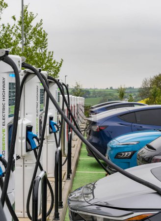 Foto de Midlands, Reino Unido - 13 de mayo de 2023: Vista de los puntos de recarga de coches eléctricos en la autopista - Imagen libre de derechos
