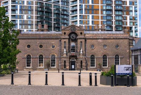 Foto de Woolwich, Londres - 15 de mayo de 2023: Vista del edificio de la Real Academia Militar en el desarrollo del Arsenal Real Riverside - Imagen libre de derechos