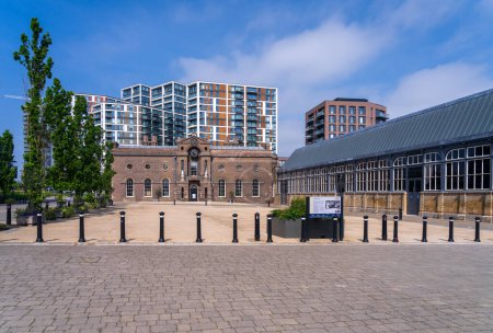 Foto de Woolwich, Londres - 14 de mayo de 2023: Vista del edificio de la Royal Military Academy en el desarrollo del Arsenal Real Riverside - Imagen libre de derechos