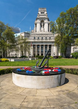 Foto de Monumento a los marineros mercantes con hotel en Trinity Square Gardens Londres - Imagen libre de derechos