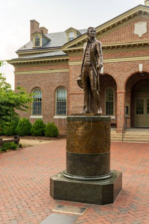 Téléchargez les photos : Statue de James Monroe devant le Tucker Hall au William and Mary College à Williamsburg en Virginie - en image libre de droit