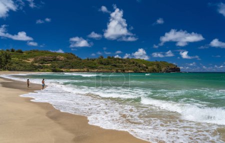 Téléchargez les photos : Kahili ou Rock Quarry plage par une journée ensoleillée d'été regardant vers Kilauae que les vagues s'écrasent sur la plage de sable fin - en image libre de droit