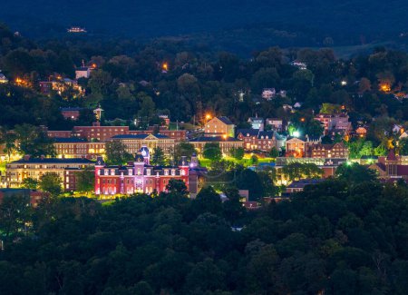 Téléchargez les photos : Le campus du centre-ville de l'université de Virginie-Occidentale et Woodburn Hall au crépuscule et aux lumières donnent une lueur chaleureuse à Morgantown WV - en image libre de droit