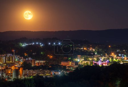 Téléchargez les photos : Paysage urbain de la ville de Morgantown dans WV que la superlune se lève sur la ville et West Virginia campus universitaire du centre-ville - en image libre de droit