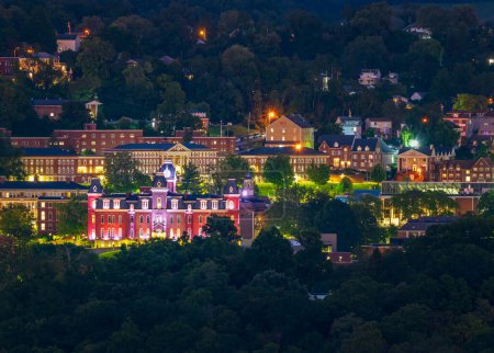Téléchargez les photos : Le campus du centre-ville de l'université de Virginie-Occidentale et Woodburn Hall au crépuscule et aux lumières donnent une lueur chaleureuse à Morgantown WV - en image libre de droit