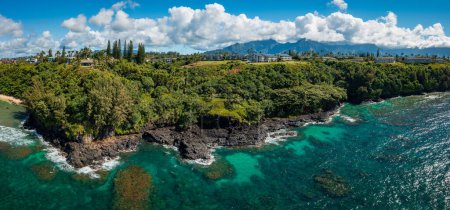 Téléchargez les photos : Vue aérienne au large de la côte ouest de la plage de Sealodge à Princeville sur la côte nord de Kauai - en image libre de droit