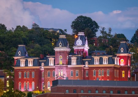 Téléchargez les photos : La façade illuminée de l'ancien Woodburn Hall contre les arbres du campus du centre-ville de l'Université de Virginie-Occidentale à Morgantown - en image libre de droit