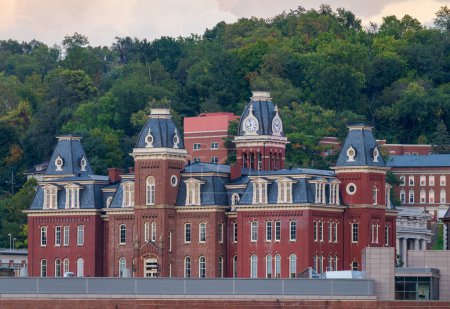 Téléchargez les photos : L'ancien Woodburn Hall contre les arbres du campus du centre-ville à l'Université de Virginie-Occidentale à Morgantown - en image libre de droit